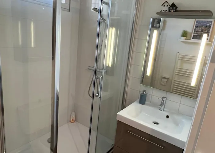 Pause Chez Julien, Lumineux Et Idealement Situe! * Онфлёр